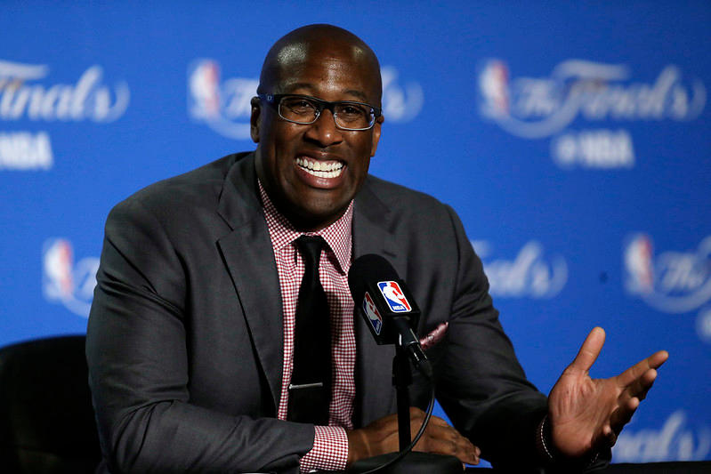 【NBA戰報】紐約主帥首領技術犯規！布朗（Mike Brown）砲轟裁判偏袒 MVP，尼克 3 分惜敗雷霆止步連勝