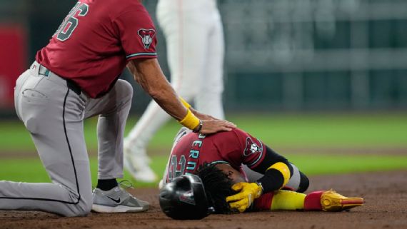 【MLB 傷報】隊友強襲球直接砸頭！響尾蛇游擊手Perdomo倒地退場　檢查後暫未進腦震盪程序